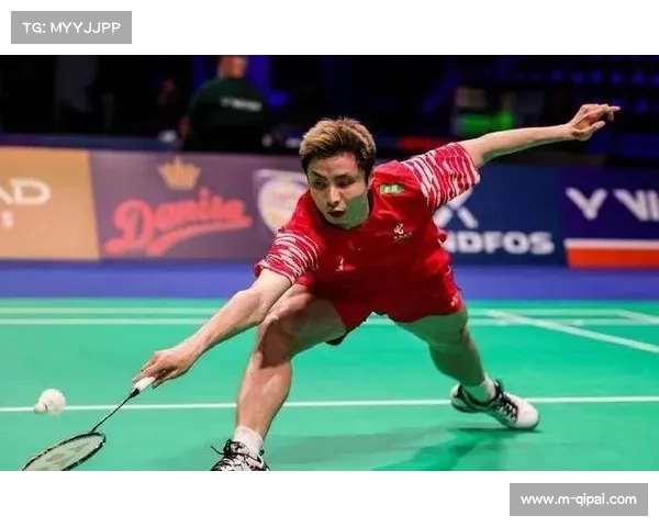 石宇奇边吃面包边接受采访 高强度比赛后忙恢复