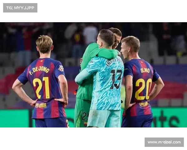 终场哨响，巴萨球员围拢庆祝锁定圣诞冠军